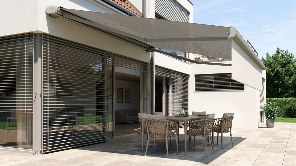 Terrasse moderne avec auvent extérieur.
