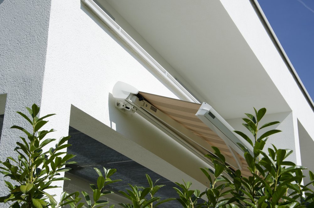 Tente rétractable blanche et beige